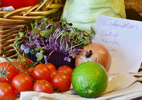 Obst und Gemüse mit Einkaufszettel, Bild: pixabay.com